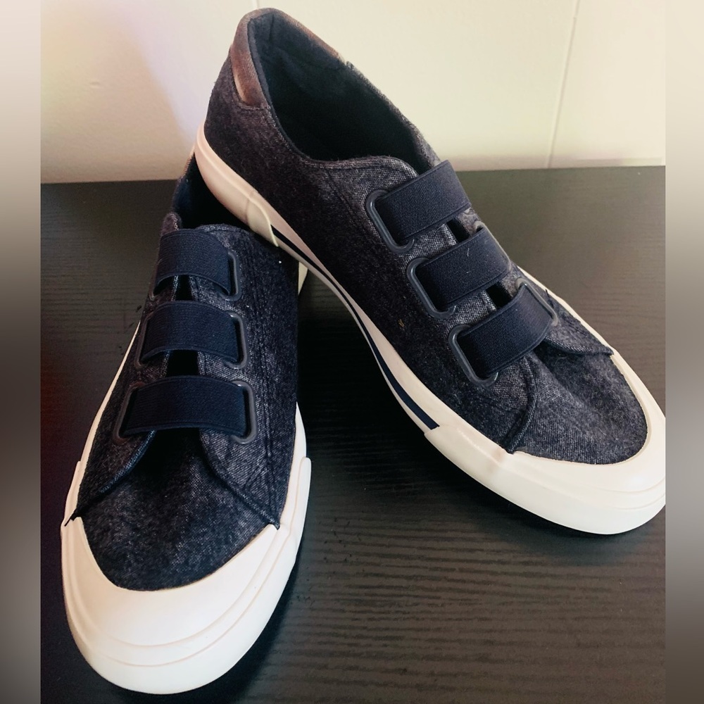 AMERICAN EAGLE navy blue sneakers